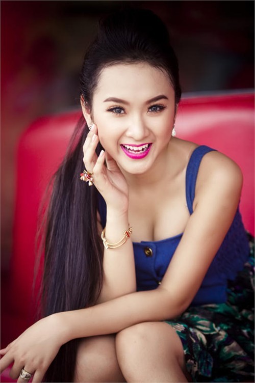 Angela Phương Trinh khá trung thành với kiểu tóc buộc cao buông xõa tự nhiên.